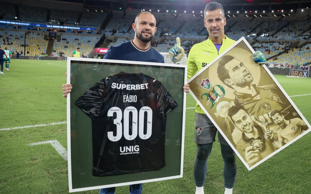 Fábio em ação defendendo chute com a camisa do Fluminense