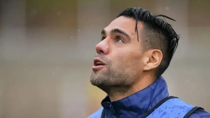 Radamel Falcão García gesticulando durante comentário pós-jogo
