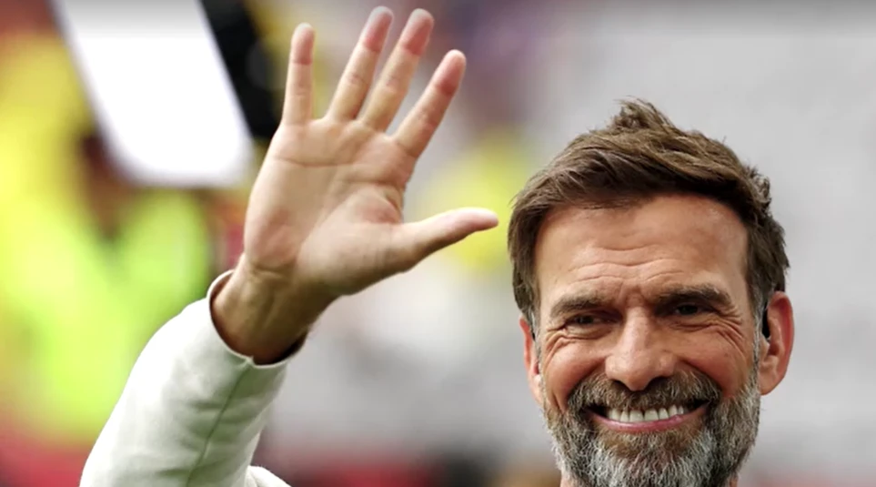 Jürgen Klopp em evento, expressão concentrada durante reunião