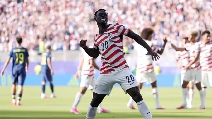 Folarin Balogun com a camisa da seleção dos Estados Unidos em ação