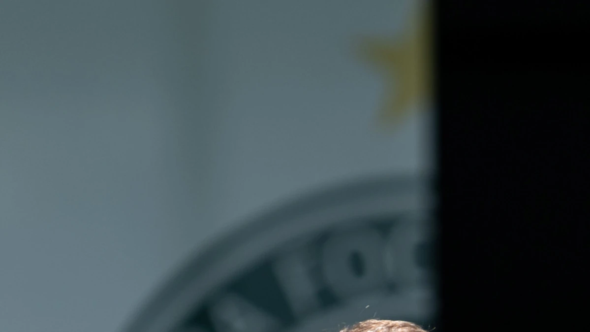 Fernando Seabra no banco de reservas dirigindo treino do Coritiba