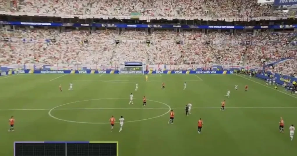 Câmera aérea posicionada sobre o gramado do Hard Rock Stadium durante Inglaterra x Noruega