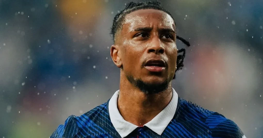 Michael Olise em campo pela seleção da França
