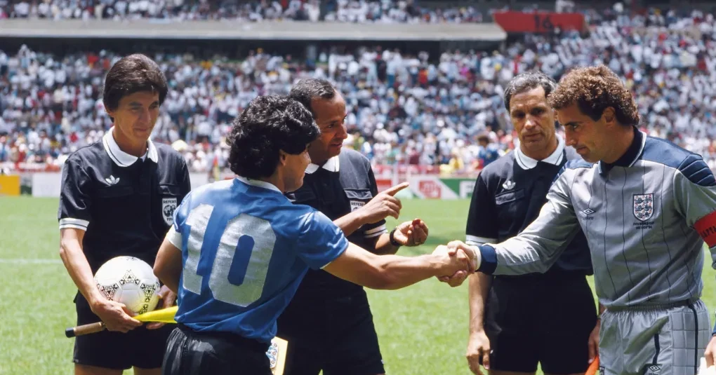 Diego Maradona Júnior dando entrevista e gesticulando
