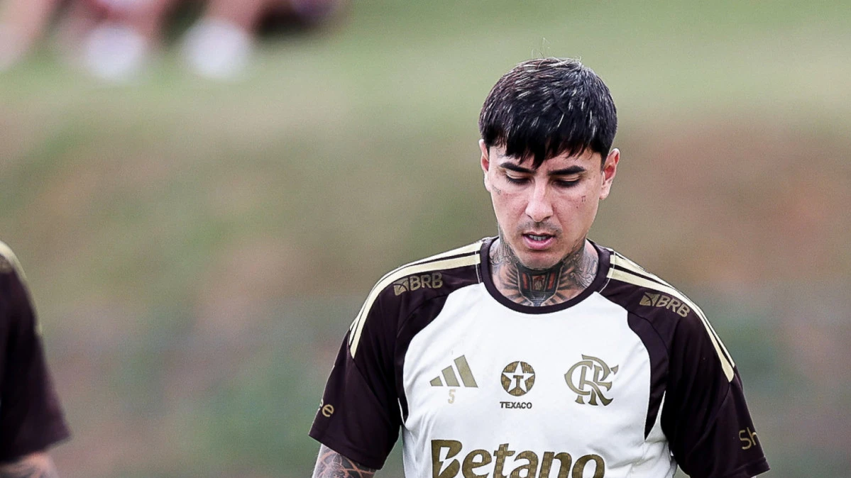 Erick Pulgar em treino pelo Flamengo, com bola e colete