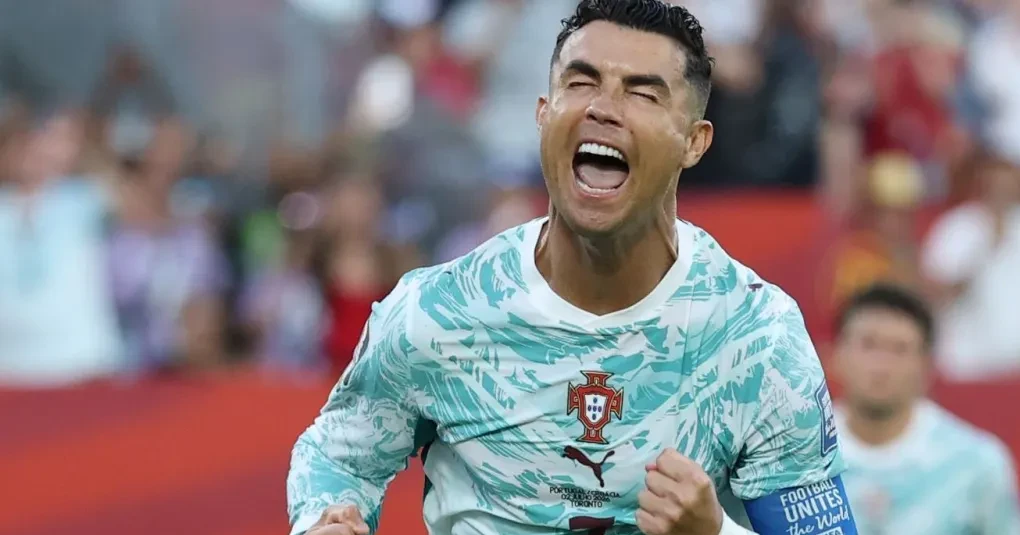 Torcida e jogadores em ação no estádio durante Portugal contra Croácia