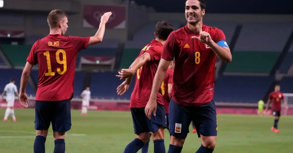 Jogadores da seleção espanhola reunidos comemorando em campo