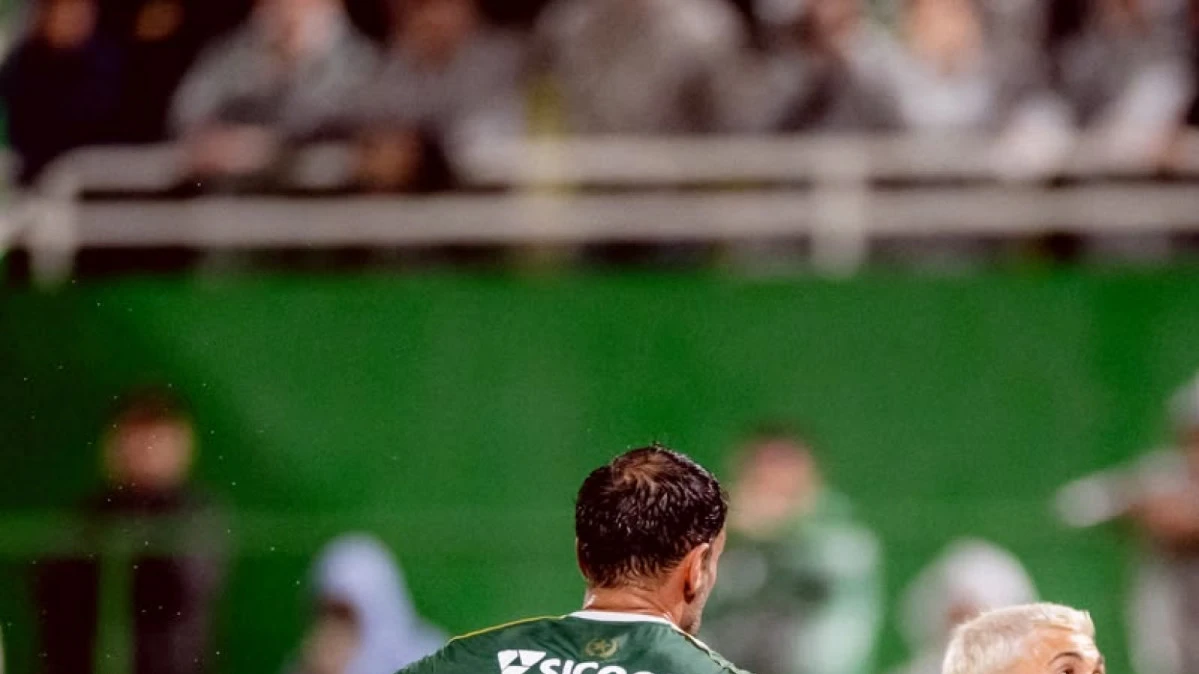 Giorgian de Arrascaeta com a camisa do Flamengo em ação durante partida