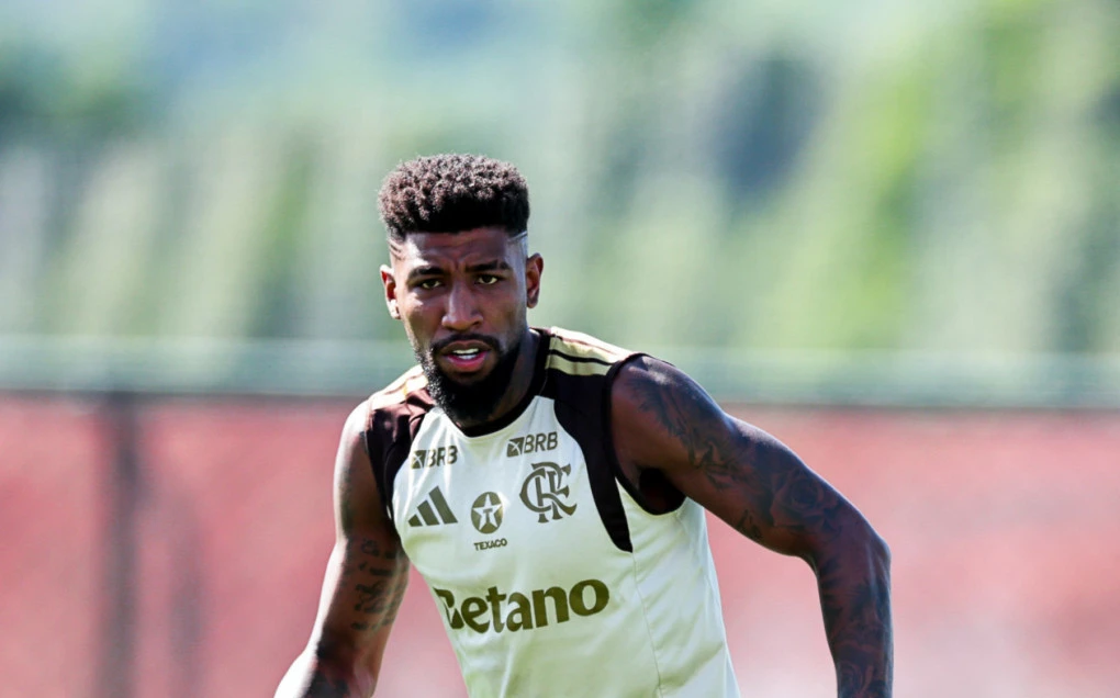 Emerson Royal em treino com o Flamengo, vestindo o uniforme do time