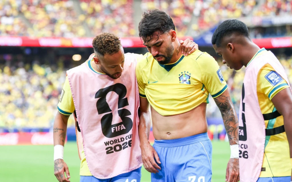 Lucas Paquetá sendo amparado por Neymar ao deixar o campo durante partida da seleção