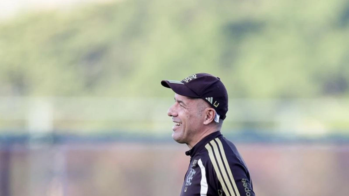 Leonardo Jardim orientando jogadores em treino do Flamengo no campo