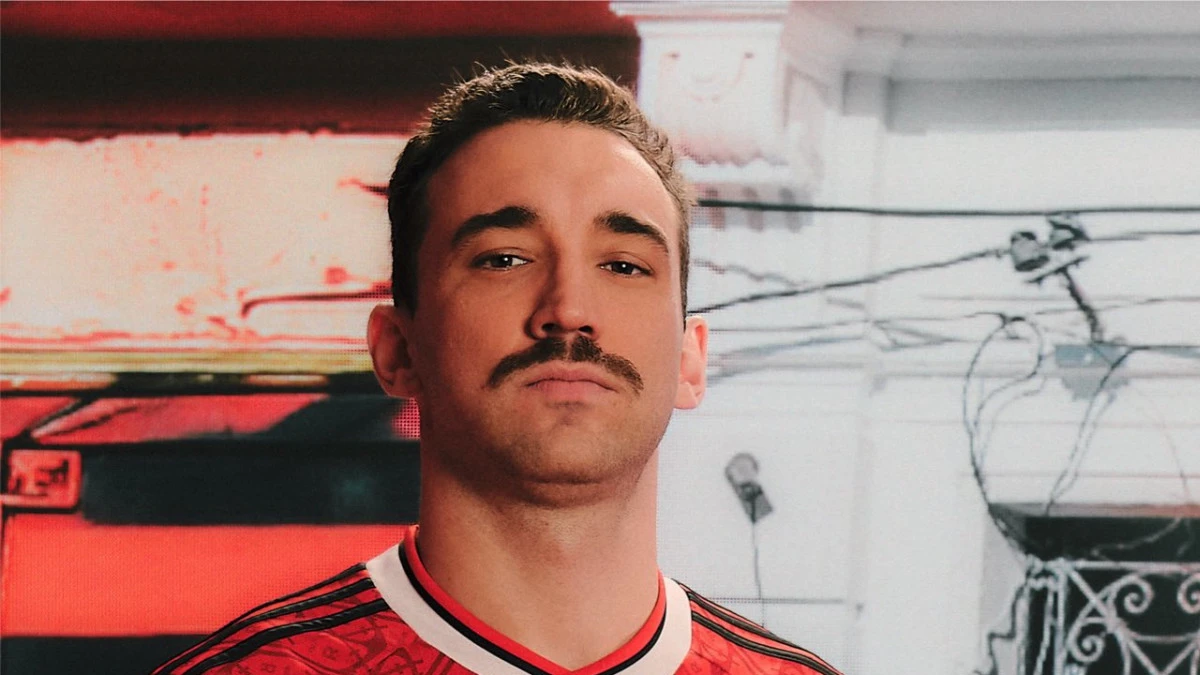 Terceiro uniforme do Flamengo exibido em fundo neutro com preço anunciado
