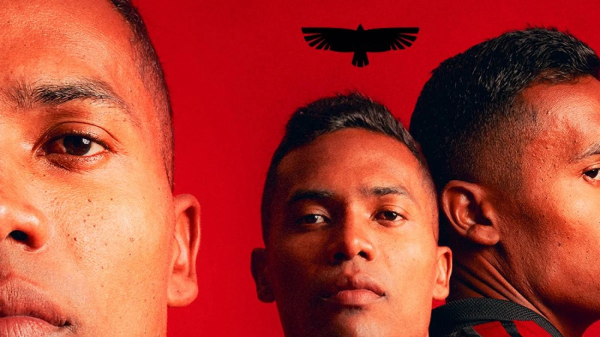 Alex Sandro em ação com a camisa do Flamengo durante comemoração