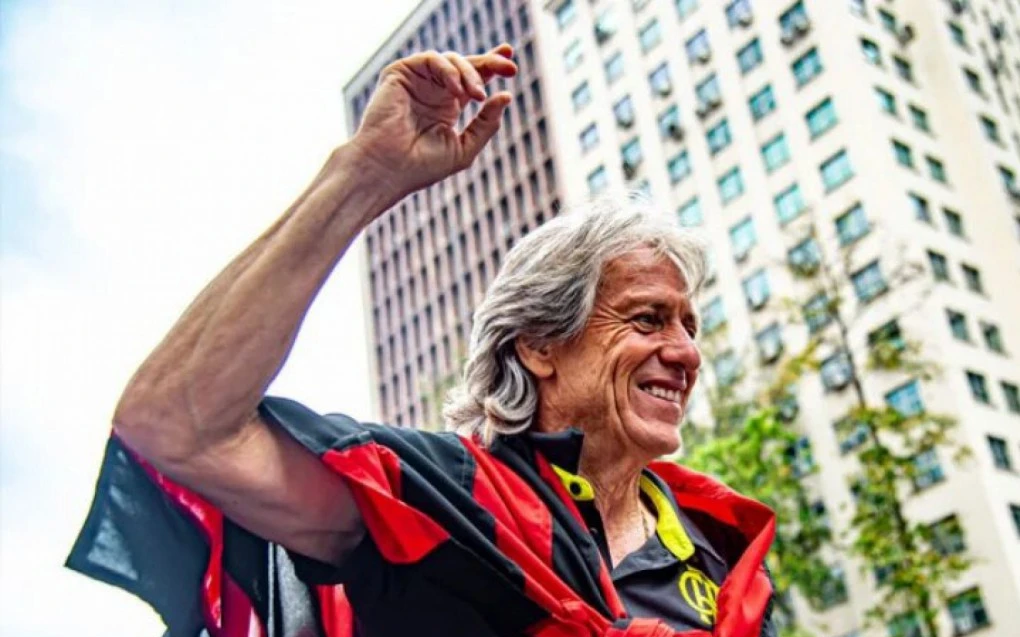 Jorge Jesus comemorando durante passagem pelo Flamengo com a equipe ao fundo