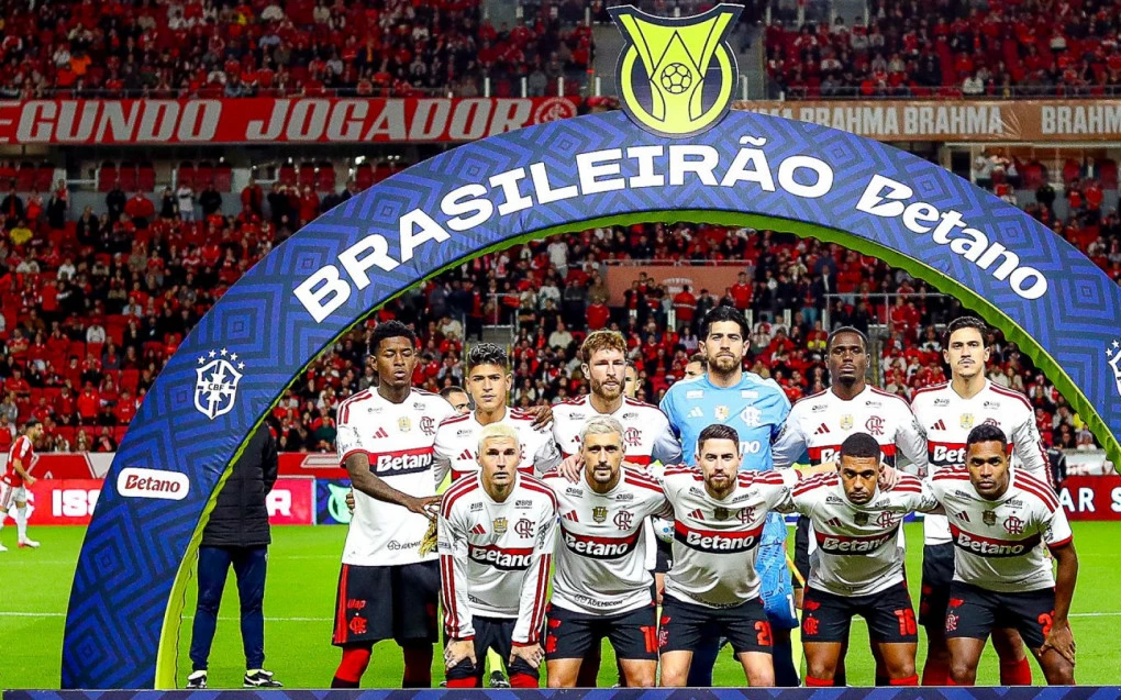 Time titular do Flamengo em campo com jogadores concentrados durante partida