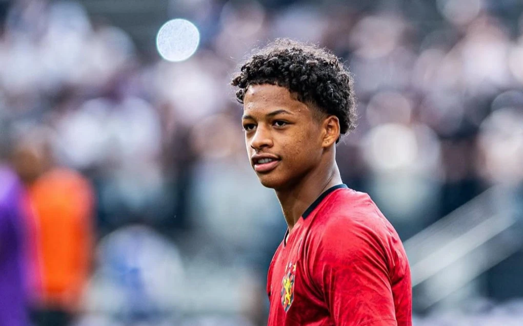 Zé Lucas em ação com a camisa do Sport, correndo com a bola
