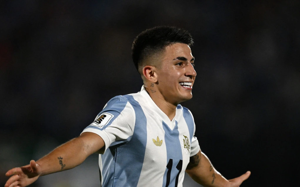 Thiago Almada vestindo a camisa da seleção argentina em campo
