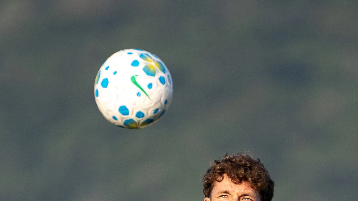 Léo Pereira em treino do Flamengo vestindo camisa de treino, concentrado