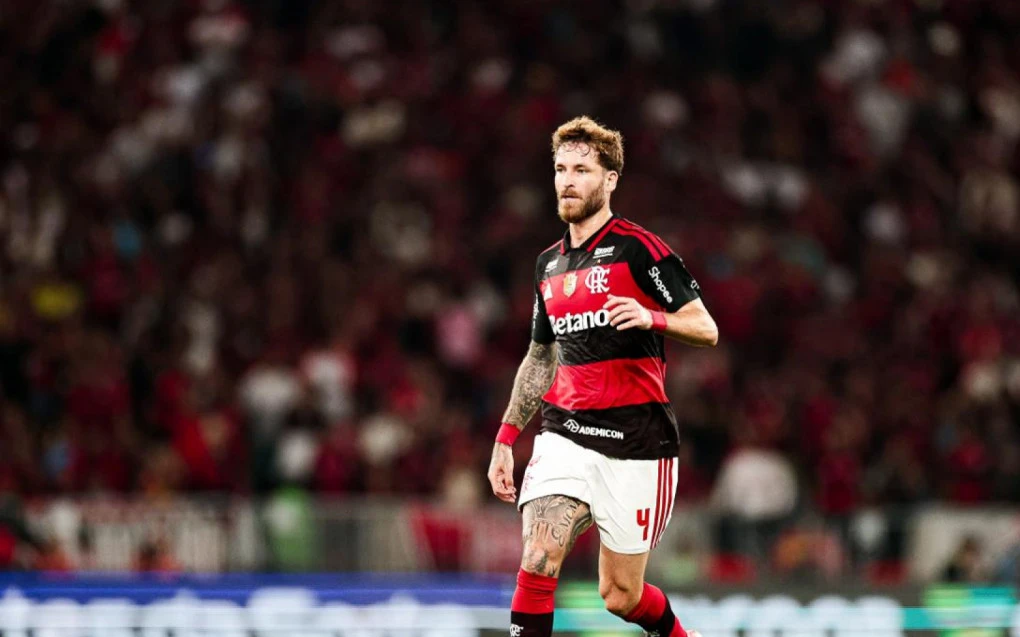 Léo Pereira, zagueiro do Flamengo, em ação durante treino pelo clube