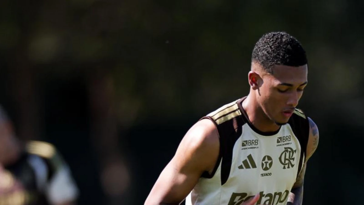 João Victor, zagueiro do Flamengo, em foto oficial do clube