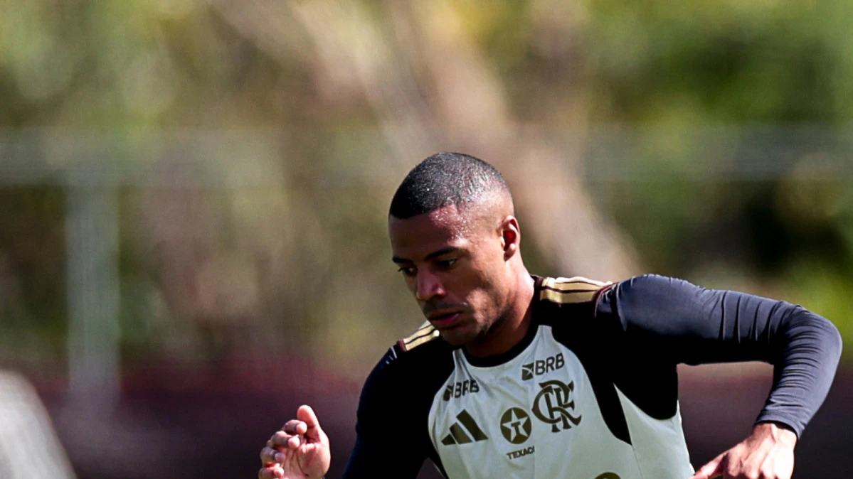 Nicolás de La Cruz em treino vestindo o uniforme do Flamengo com a bola aos pés