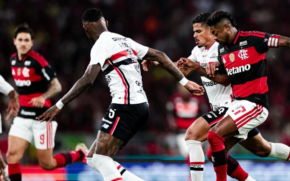 Jogadores disputando lance no jogo entre Flamengo e São Paulo