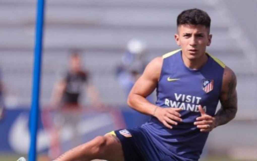 Thiago Almada em treino pelo Atlético de Madrid, vestindo uniforme de treinamento