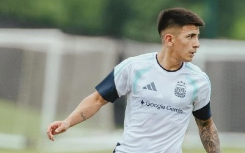 Thiago Almada durante partida vestindo a seleção argentina