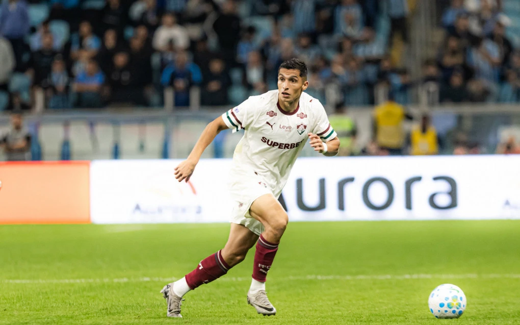 Kevin Serna com expressão de cãibra ao fim de Grêmio x Fluminense