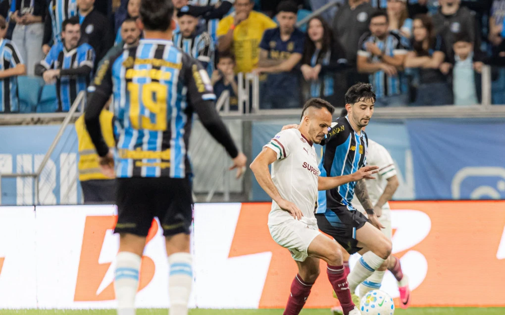 Renê (lateral-esquerdo do Fluminense) falhando na marcação em lance contra o Grêmio