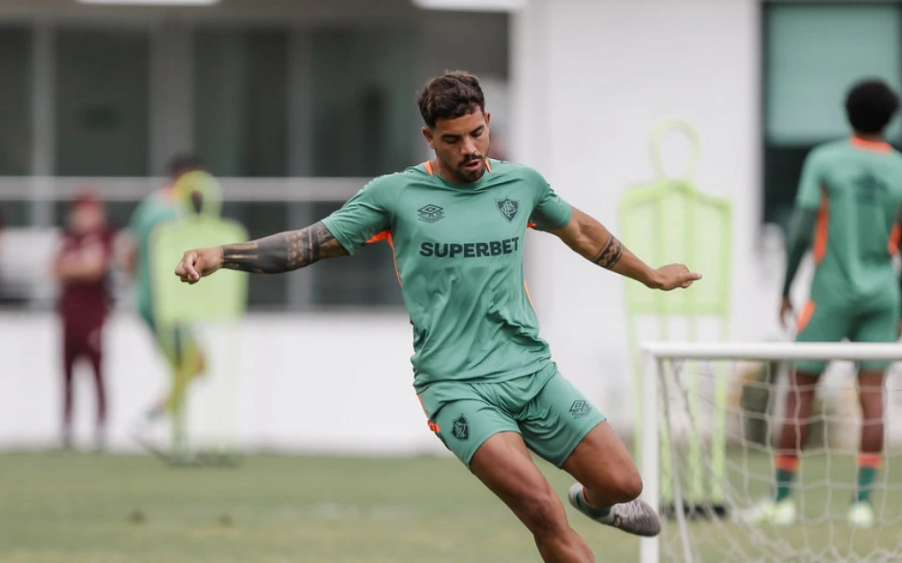 Terans com a camisa do Fluminense em campo antes do embarque
