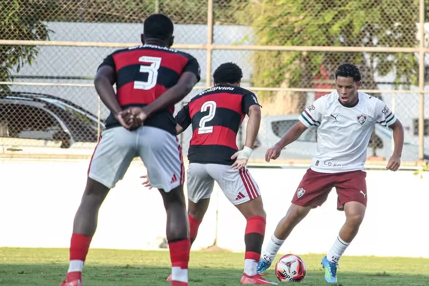 Marcos Paulo com a camisa do Fluminense durante anúncio de renovação