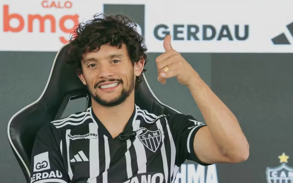 Gustavo Scarpa em ação com a bola vestindo o uniforme do Atlético-MG