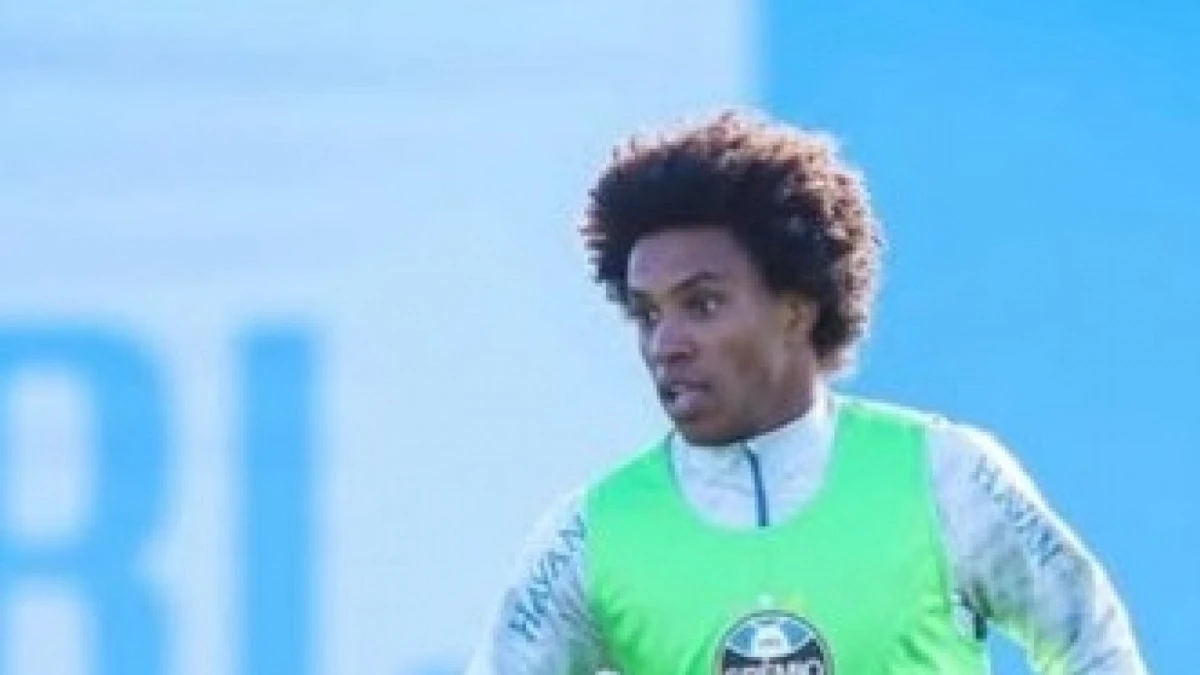 Willian durante treino pelo Grêmio, com colete de treino e bola ao fundo