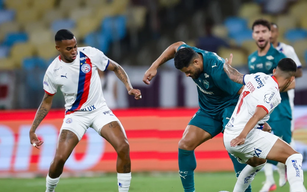 Jogadores do Fluminense e do Bahia disputando bola no Maracanã