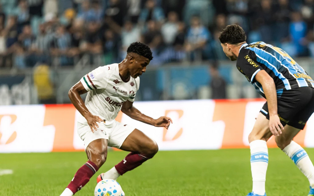 Jogador do Fluminense disputando bola durante partida contra o Grêmio