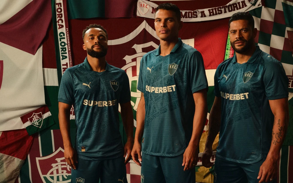 Foto institucional da nova terceira camisa do Fluminense mostrando a frente do uniforme