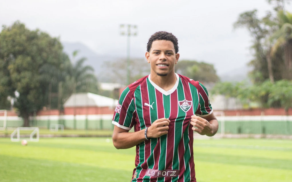 Marcos Paulo em campo com a camisa do Fluminense, em jogo pelo clube