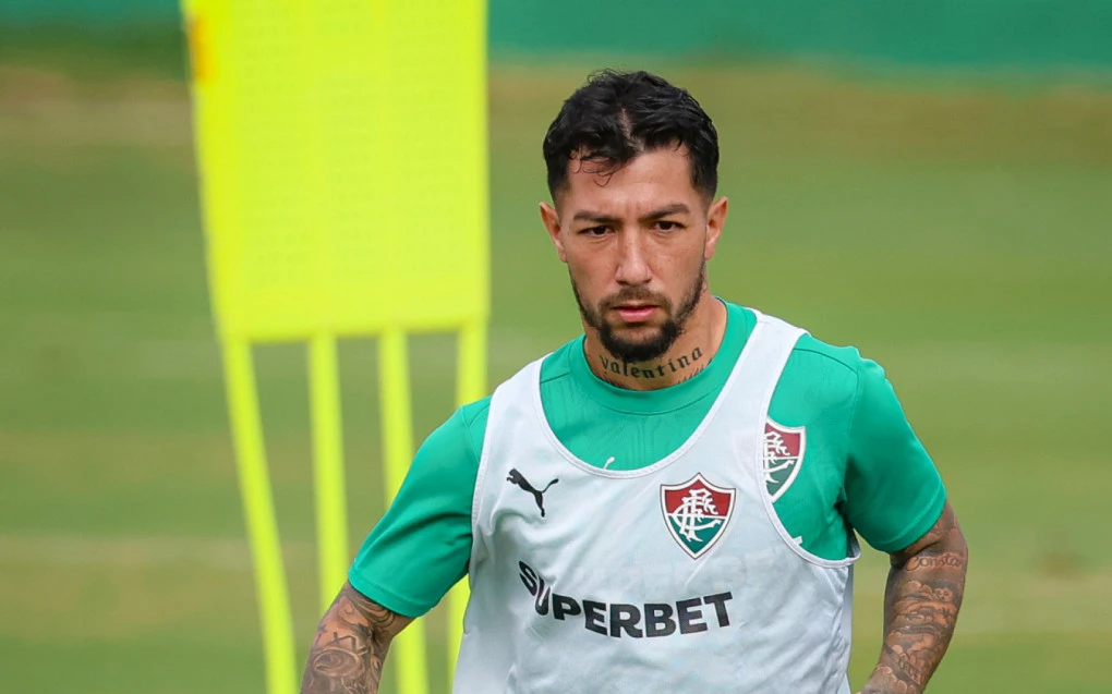 Lucho Acosta vestindo roupa de treino do Fluminense no campo