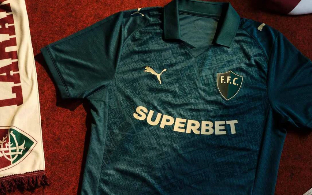 Nova terceira camisa do Fluminense exibida em fundo branco com detalhes da Puma