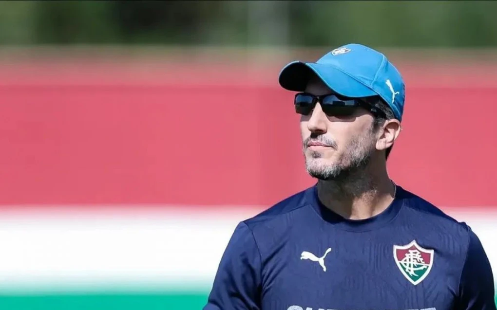 Zubeldía orientando o treino do Fluminense no gramado