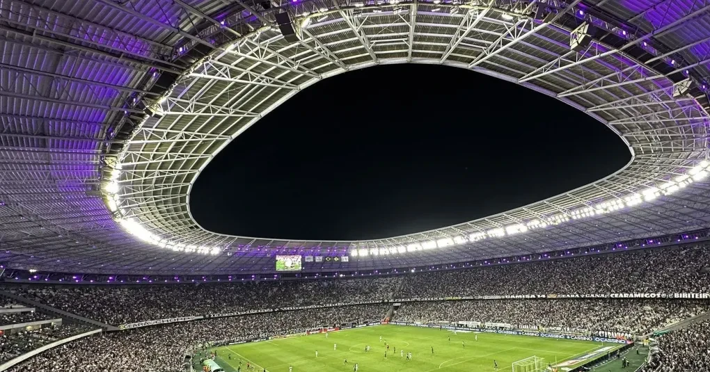 Torcida e fachada da Arena Castelão antes de jogo noturno