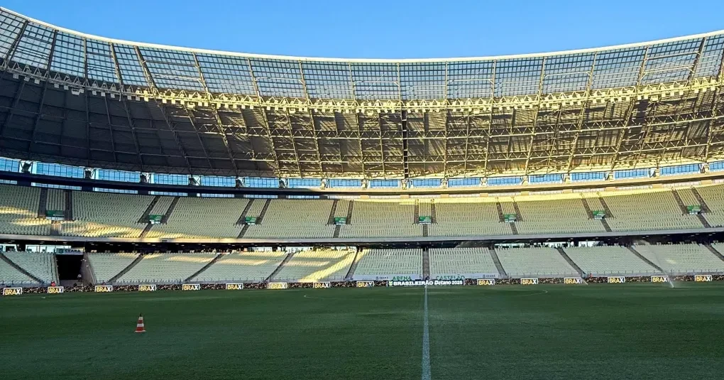 Torcida e preparação no interior da Arena Castelão antes de jogo