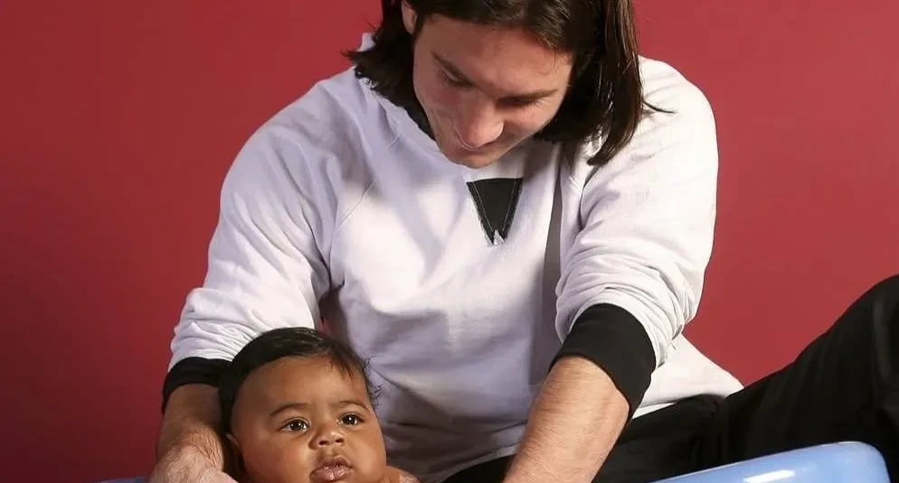 Lionel Messi dando banho em bebê Lamine Yamal para calendário beneficente de 2007