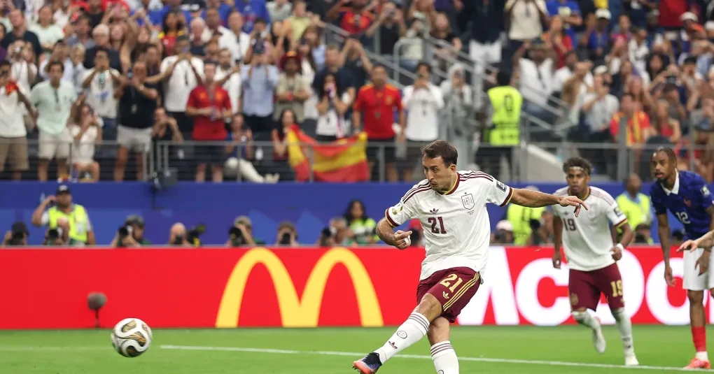 Jogadores da Espanha comemorando gol no AT&T Stadium, Dallas