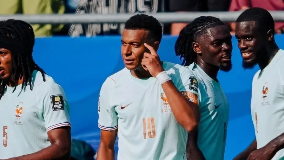 Jogadores da França comemoram gol no Gillette Stadium, Boston