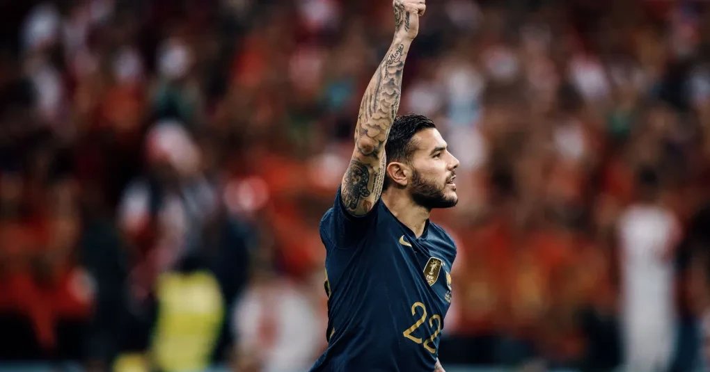 Jogadores de França e Marrocos em aquecimento antes do jogo