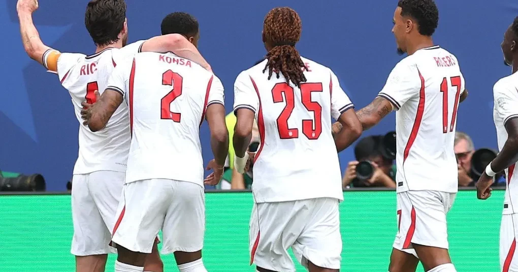 Atmosfera no Hard Rock Stadium durante França x Inglaterra, com jogadores em ação e torcida ao fundo