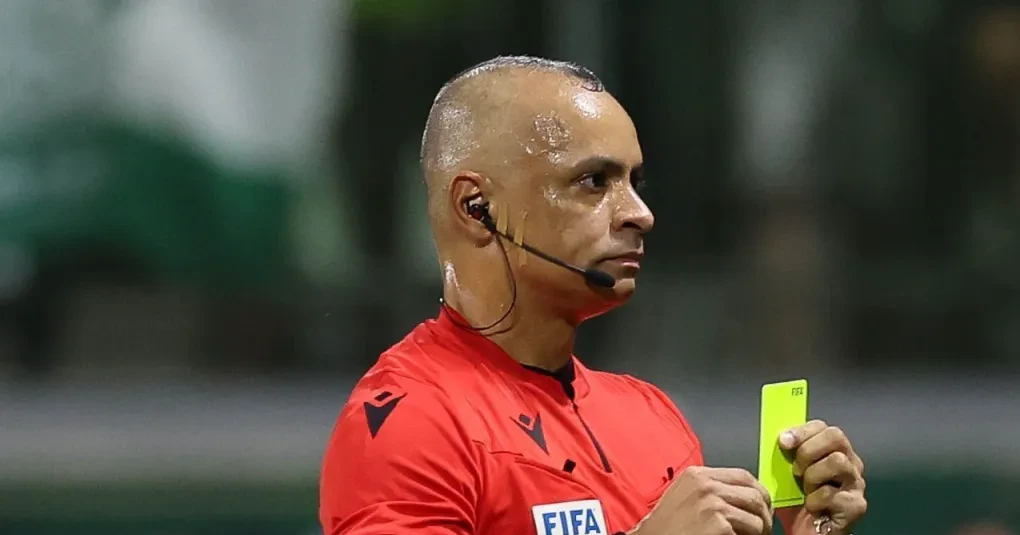 Wilton Pereira Sampaio em uniforme de árbitro durante partida