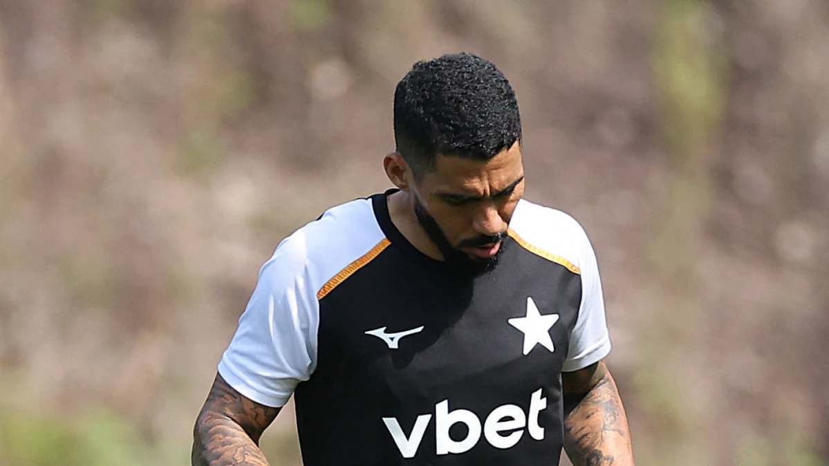 Allan em treino no Espaço Lonier com roupa de treino do Botafogo